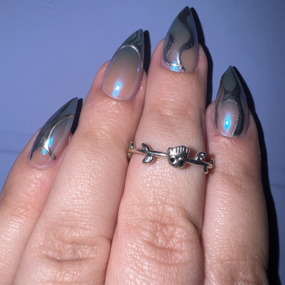 Silver groot ring with Leaf Design